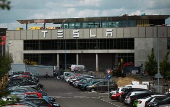 Tesla Umumkan Pecat 400 Karyawan di Pabrik Cabang Jerman