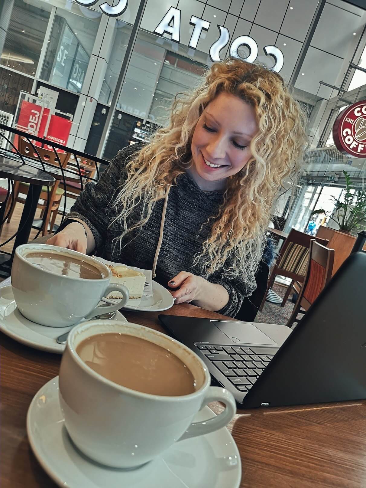 终极数字营销体验 - 准确的网站流量估算器 风力涡轮机站在草地上,映衬着蓝天。