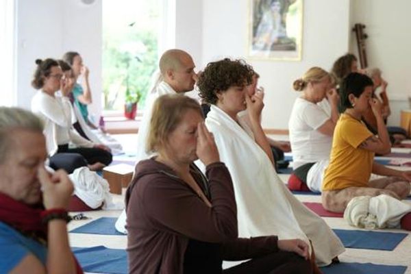 Spirituelles Retreat mit Sukadev- Live online – Image 1