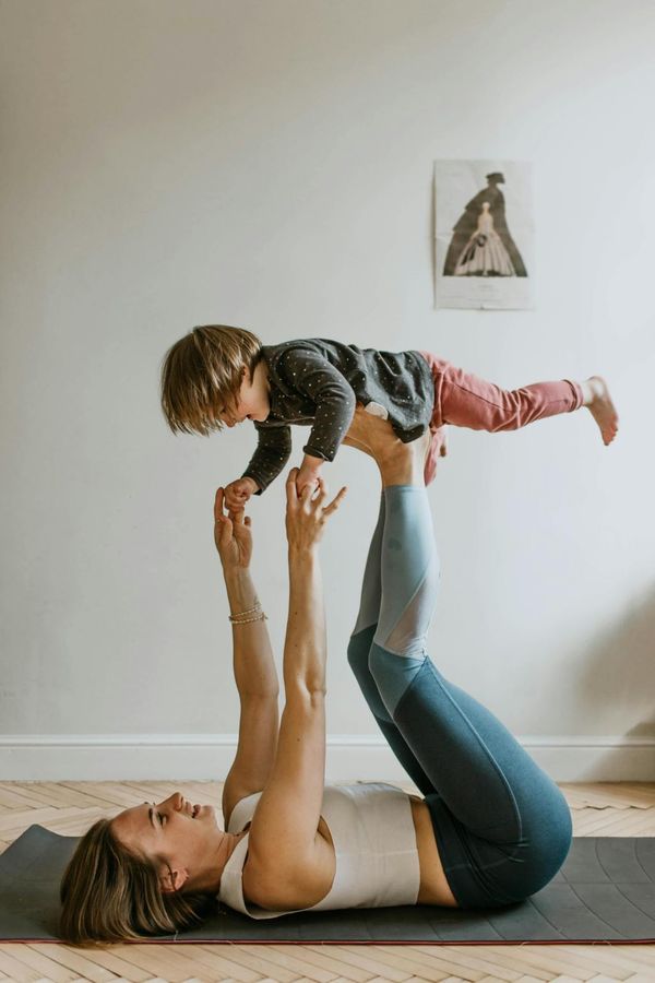 Yoga für Eltern mit ihren Kindern ab dem ersten Krabbeln – Image 1