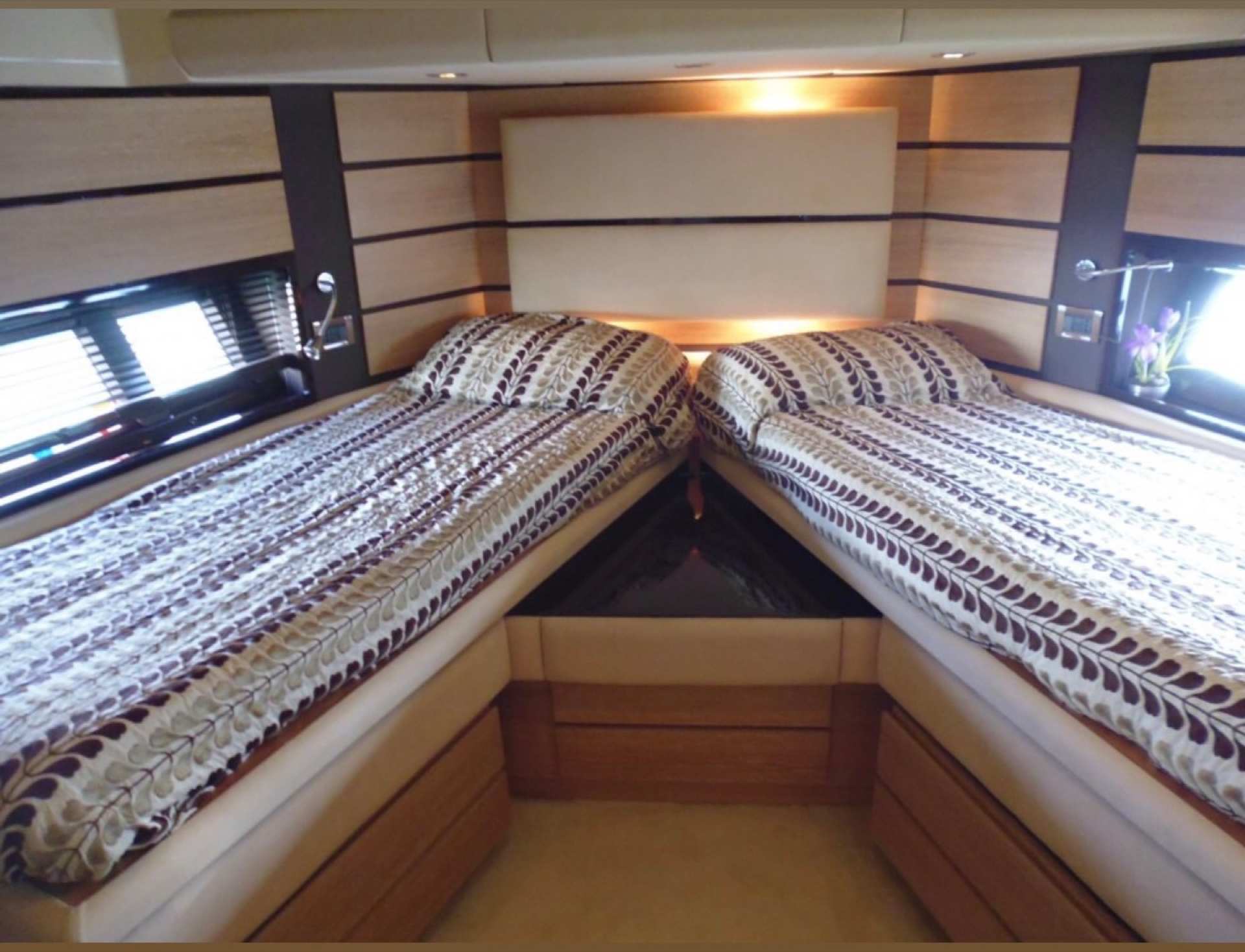 Azimut 58 — White charter yacht photo