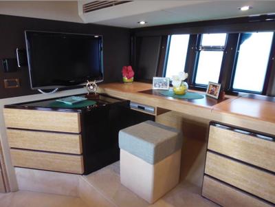 Azimut 58 — White charter yacht