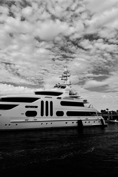 Mangusta 80 charter yacht photo