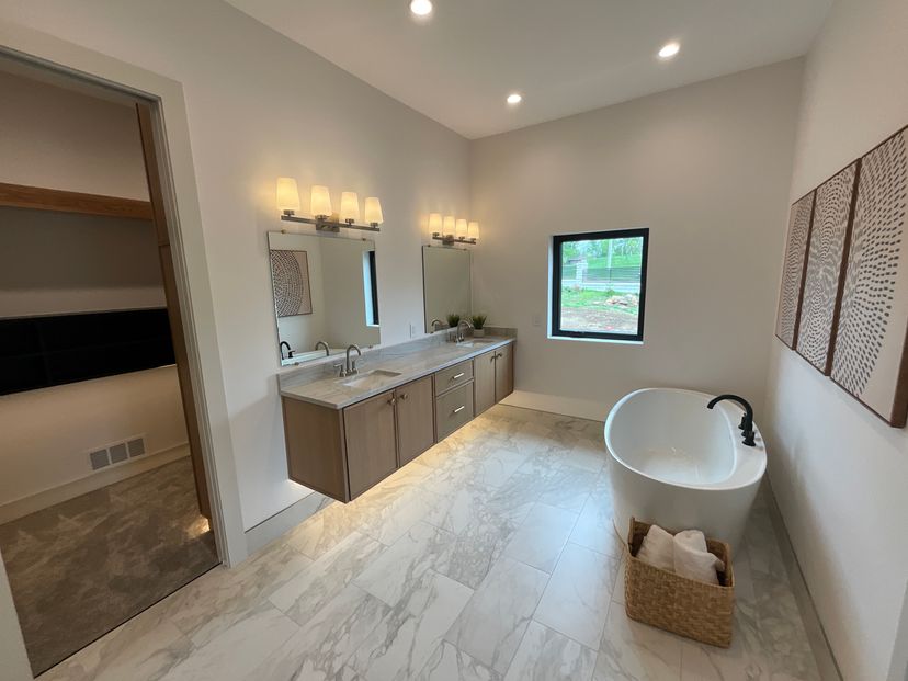 Crest Capital Group, LLC. — 2621 NW 84th Pl