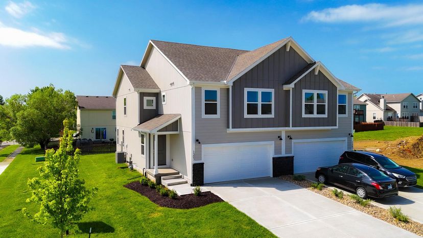 Summit Homes — 1303 S 4th St E