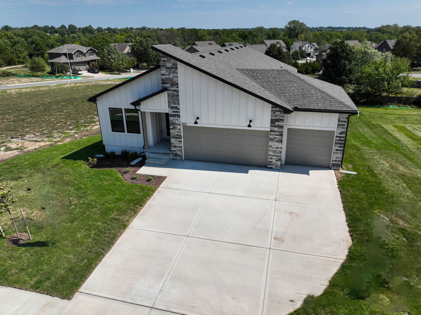 Summit Homes — 403 Woodview Dr