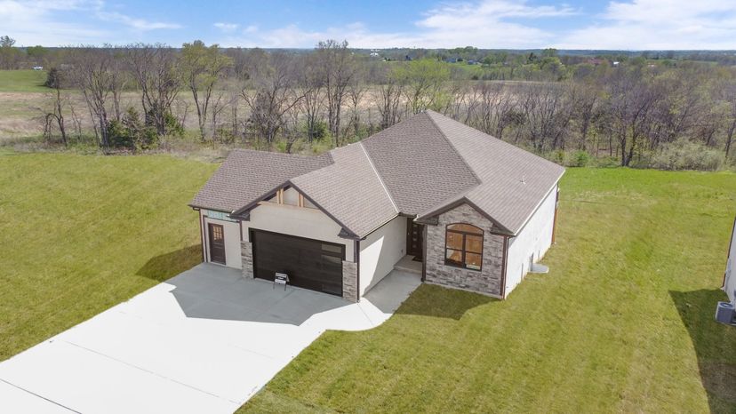Lakeshore Homes LLC — 605 Blackhawke Dr