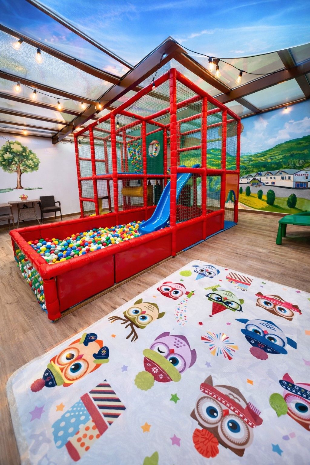 Wewnętrzny plac zabaw dla dzieci z basenem z kulkami i zjeżdżalnią w PIASTUN SPA