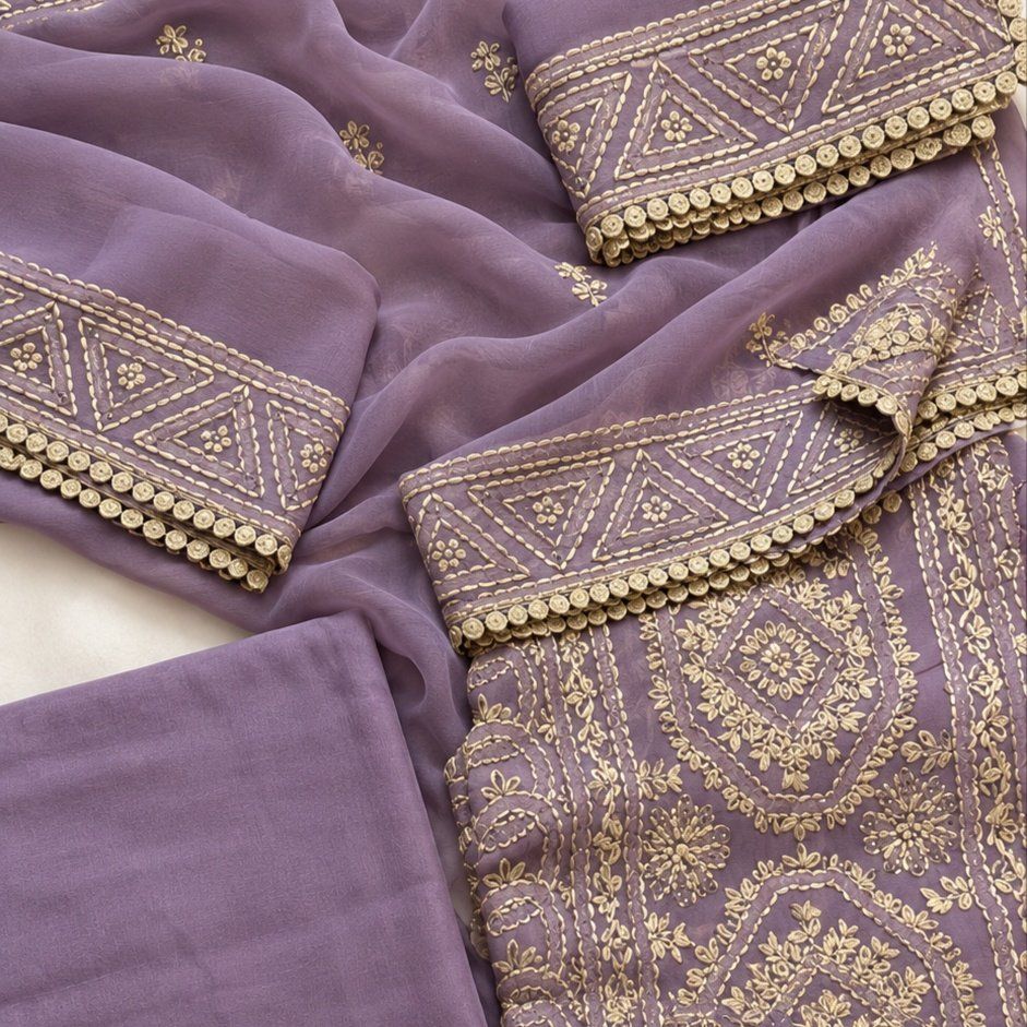 Pure Georgette with beautifully embroidered borders - Photo 2