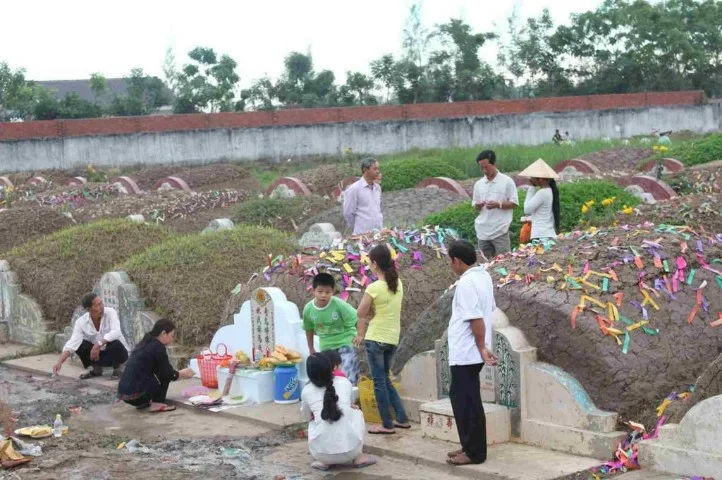 Người dân Việt Nam tảo mộ, dọn dẹp phần mộ tổ tiên trong Tiết Thanh Minh 2025