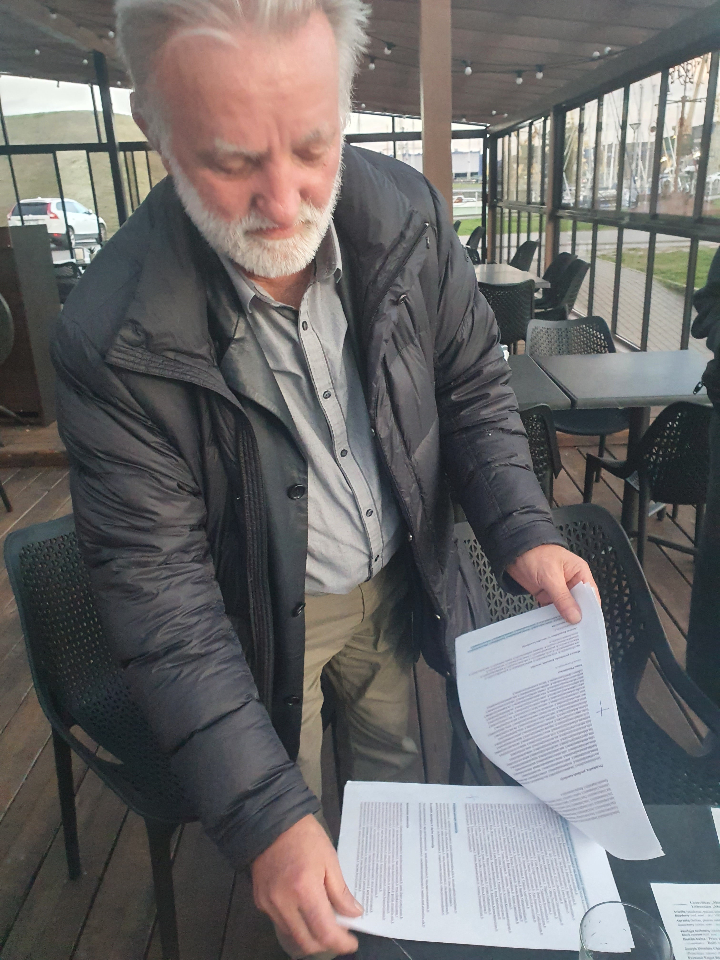 Romas Gailius rodo, kokiai gausybei politikų, valdžios institucijų, žiniasklaidai buvo prisiųsta raštų/Bendra.lt nuotr.