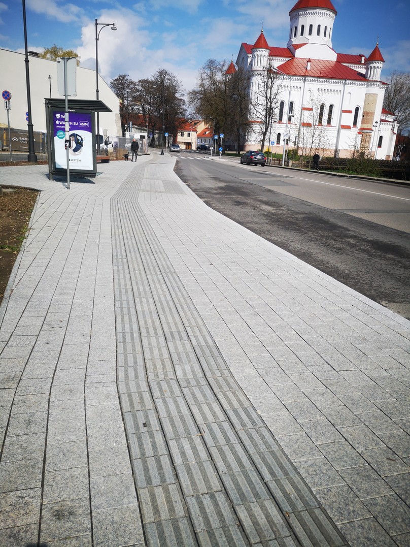 Linijos su lygiagrečiais įdubimais nematantiems žmonėms rodo kryptį, kur eiti