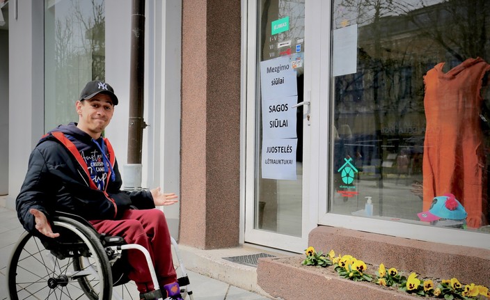 Naujai statomi objektai vis dar neprieinami negalią turintiems žmonėms – nesutariama, kas už tai atsakingas