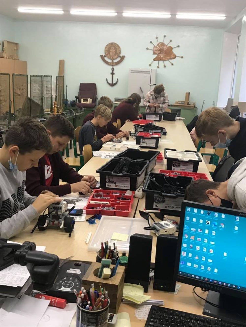 Mosėdžio gimnazistai dirba laboratorijoje. /