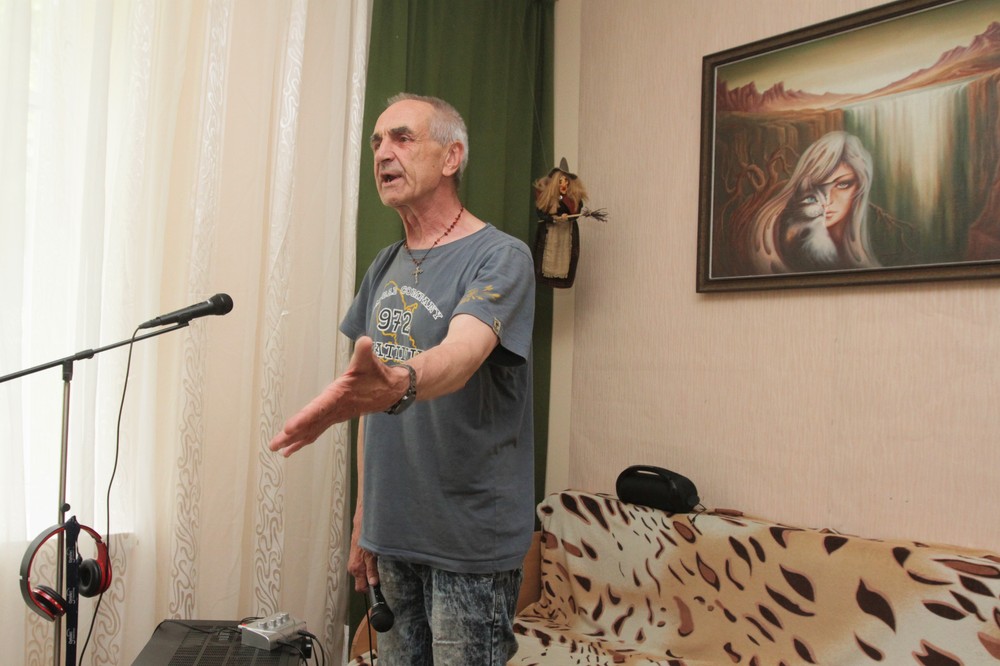 Gražiai paprašytas, Vaclovas ir padainuoja./