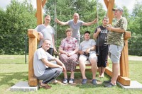 Grupinio gyvenimo namų šeimininkai daug laiko leidžia lauke. /