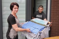 Grupinio gyvenimo namų gyventojai patys tvarkosi, gamina valgyti./