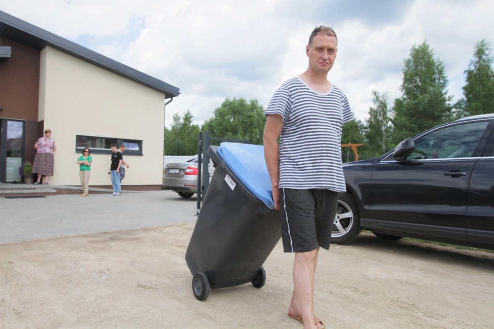 Darius parveža ne tik savo namų, bet ir kaimų šiukšliadėžes. /