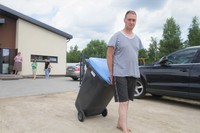 Darius parveža ne tik savo namų, bet ir kaimų šiukšliadėžes. /