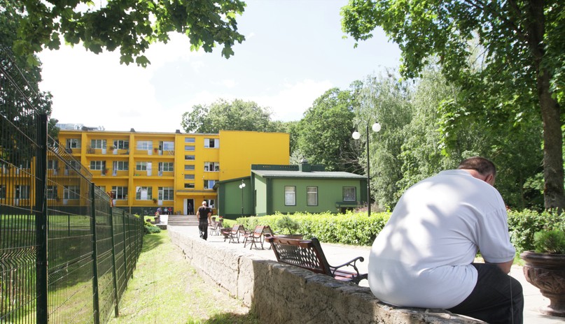 Gyvenimas globos namuose: sunkūs žingsniai į laisvę