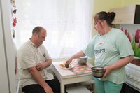 Šeima pati gaminasi maistą, išmoko taupyti. /