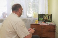 Viktoras savarankiškai gyvena apsaugotame būste. /