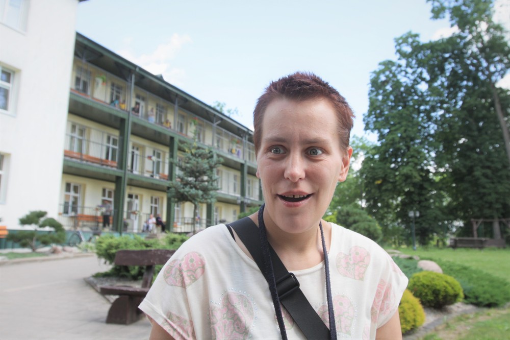 Birutė noriai papasakojo, kaip jai sekasi gyventi globos namuose. /