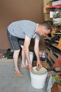 Grupinio gyvenimo namų gyventojai pagal galimybes prisideda prie namų ruošos darbų. /