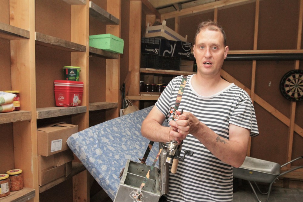 Darius rodo savo žvejybos reikmenis. /