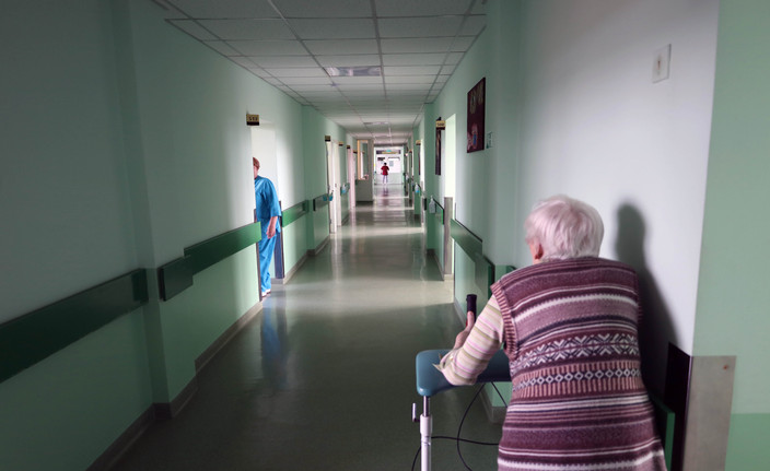 Šlubuojanti sveikatos sistema: ilgos eilės pas gydytojus, kaimo gyventojų atskirtis