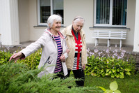 „Senjorų darželio“ lankytojai mėgsta laiką leisti pačių prižiūrimame sode. /