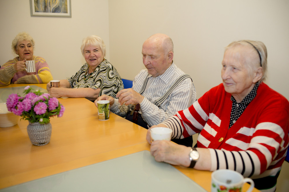„Senjorų darželio“ lankytojų smagiausia veikla - pokalbiai prie arbatos puodelio. /