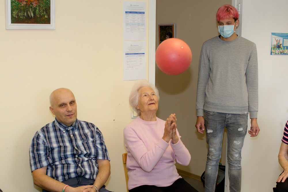 „Senjorų darželio“ lankytojai aktyviai leidžia laiką.