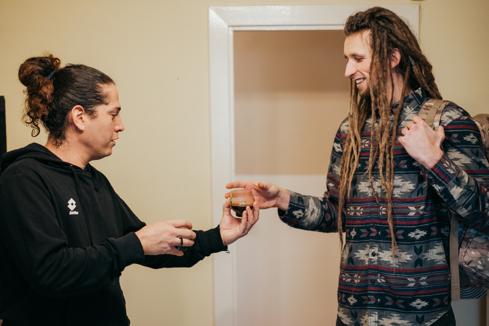 Karlosas vaišina kubietiška kava. /