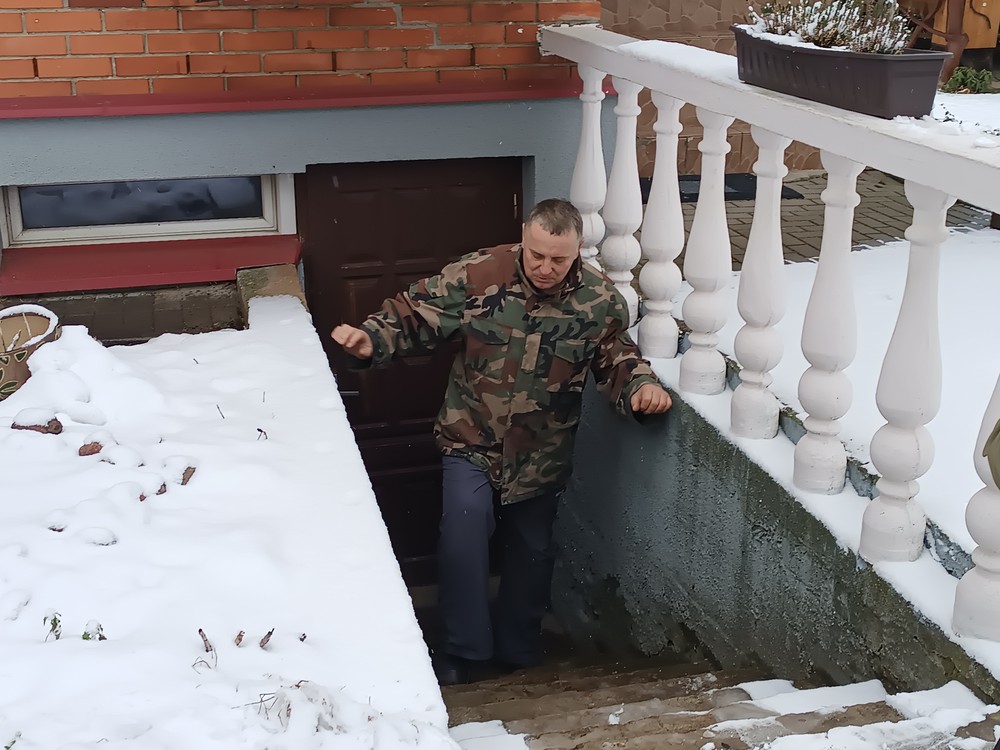 Juozui nelengva lipti laiptais. /