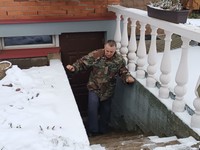 Juozui nelengva lipti laiptais. /