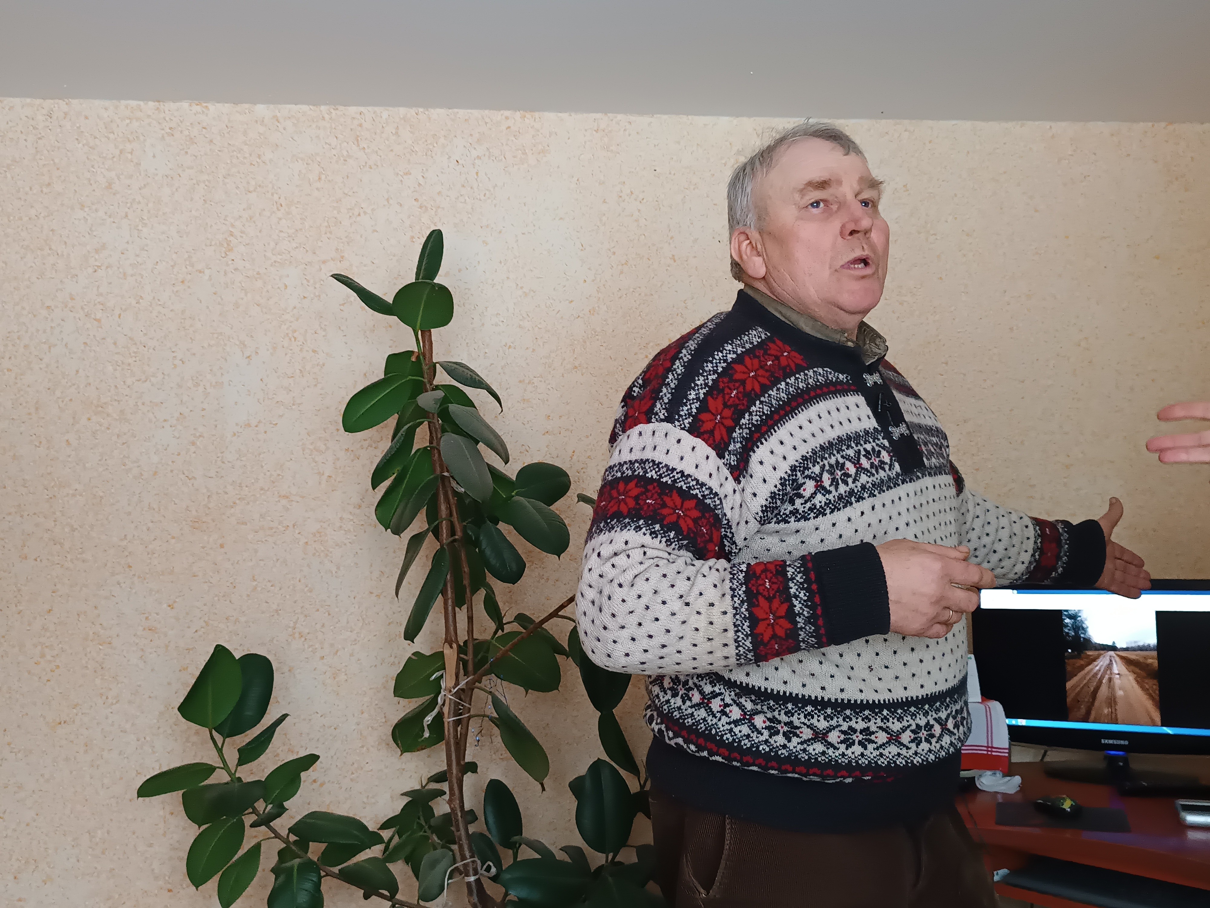 Antanas per kompiuterį rodo nepravažiuojamo kelio nuotraukas. /