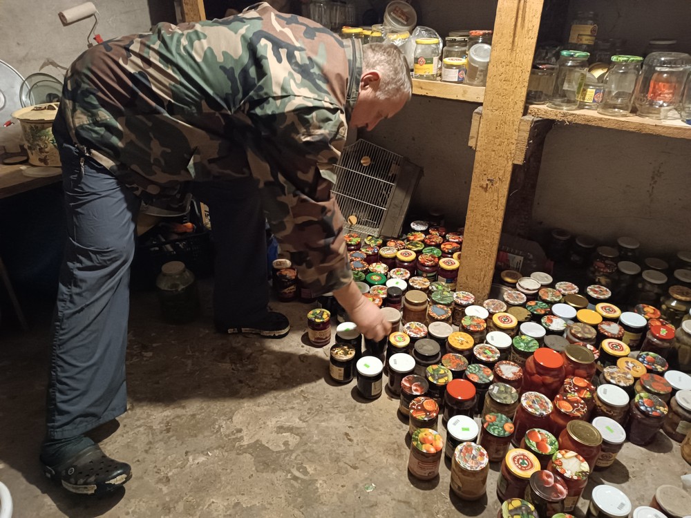 Konservuotų daržovių Juozo šeimai užteks iki kito derliaus. /