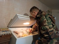 Juozas rodo savo maisto atsargas - rudenį papjovė paskutinę kiaulę. /