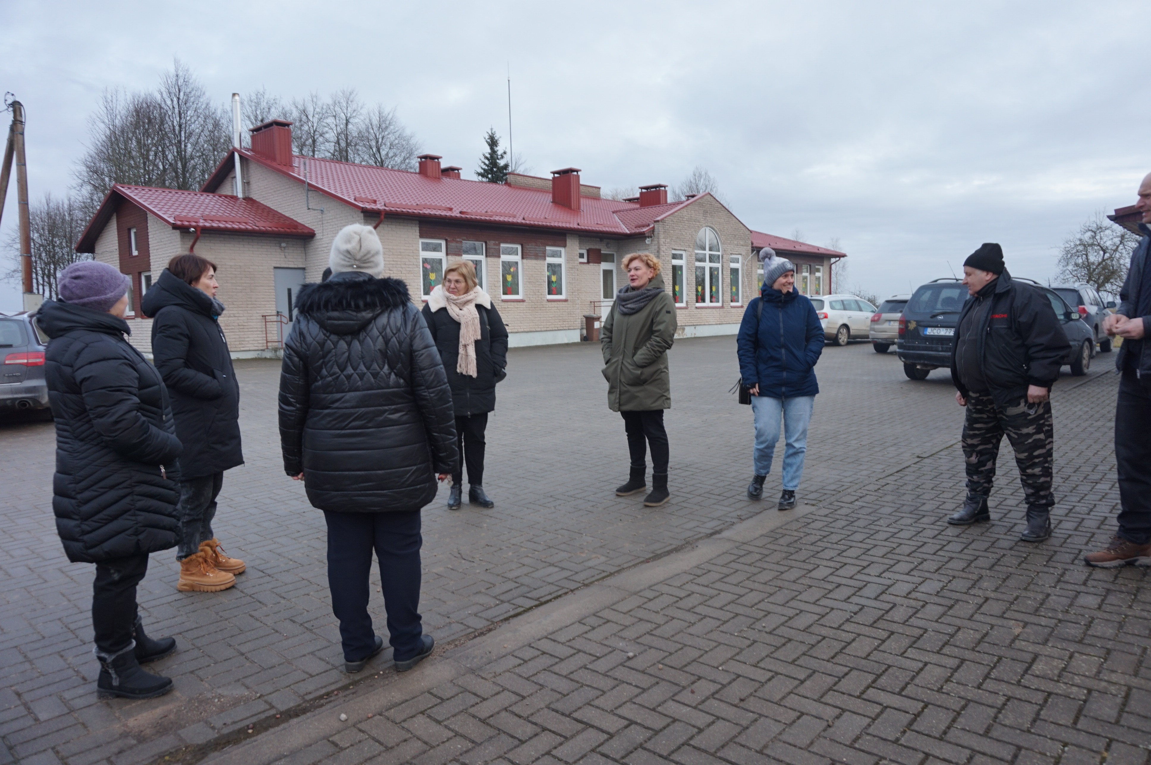 Šakviečio kaimo gyventojai skundžiasi, kad jau daug metų nesulaukia asfaltuoto kelio. /
