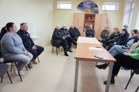 Šakviečio kaimo gyventojai skundžiasi daug metų nesulaukiantys asfaltuoto kelio. /