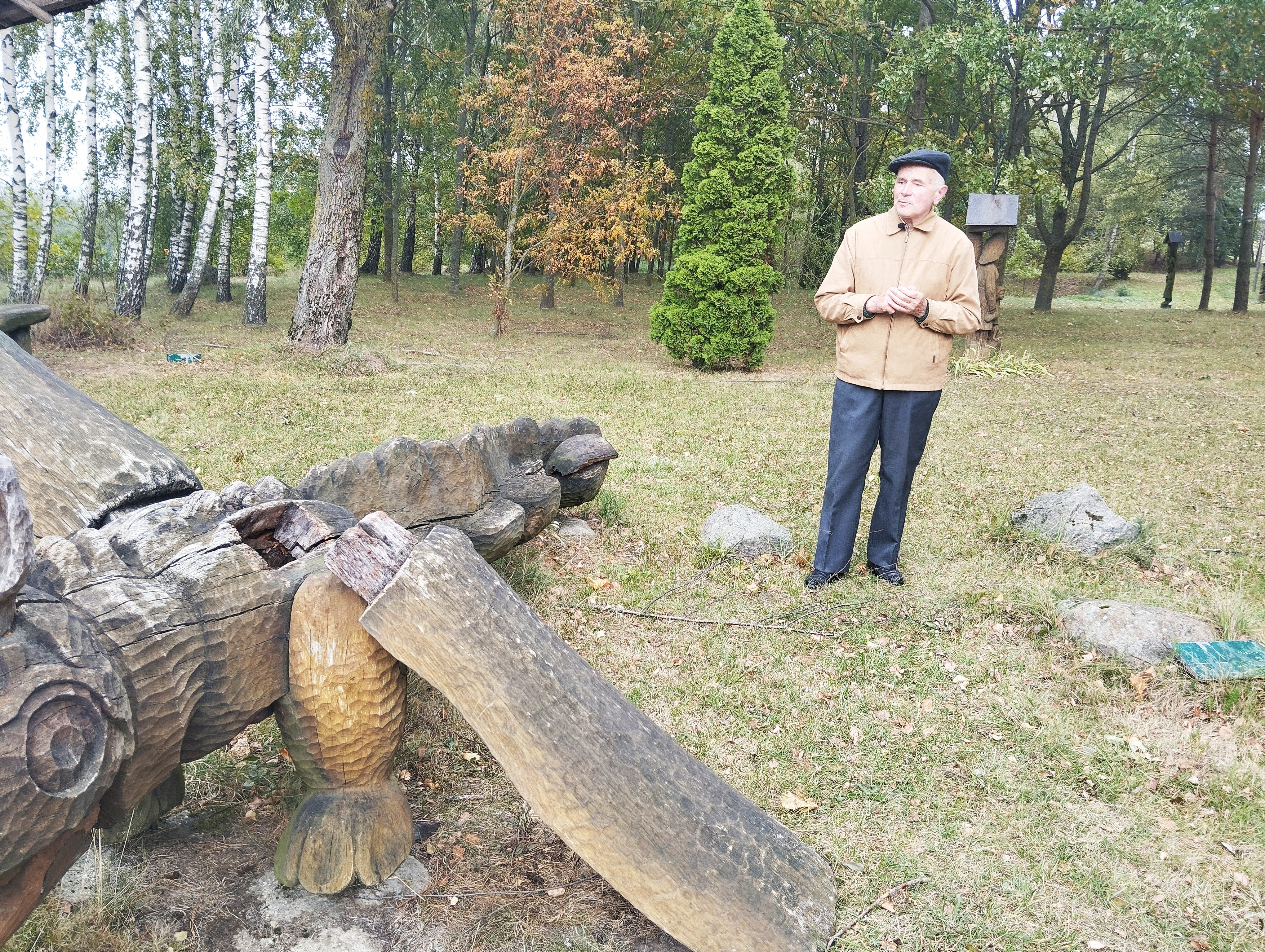 Anzelmo Matučio sodybos-muziejaus prižiūrėtojas Algimantas Lanauskas poetui skirtame skulptūrų parke. /