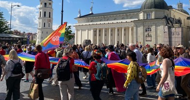 article „Queer“ situacija Lietuvoje: jei Vilniuje žmonės gali tuoktis viešai, tai dar nereiškia, kad Rokiškyje jie galės daryti tą patį cover image
