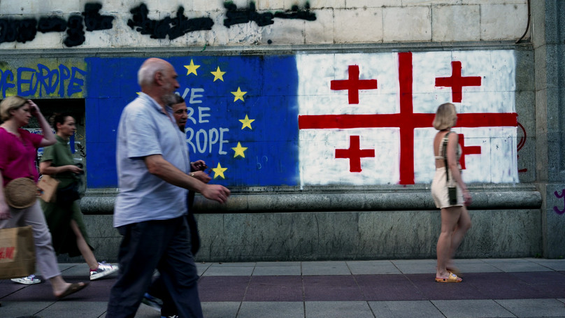 Proeuropietiški ženklai Tbilisyje. / Vaizdo pasakojimo stop kadras.