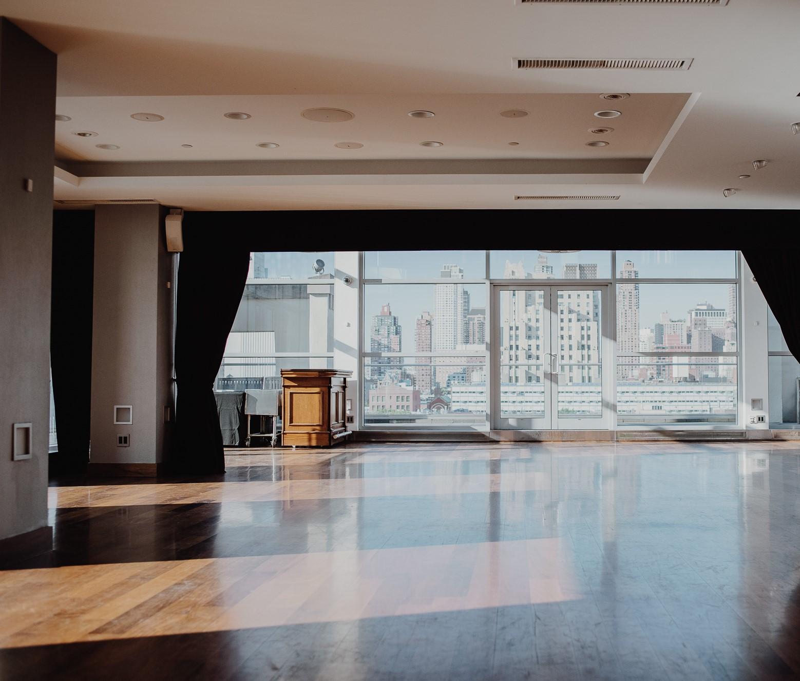 Penthouse 45 With Bar In Corner