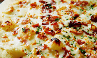 Bacon tomato flatbread