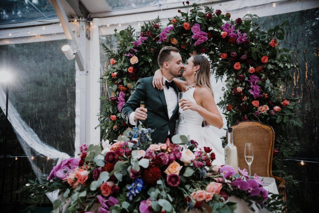 Couple embracing at headtable.