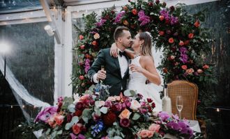 Couple embracing at headtable.