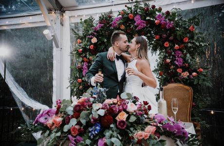 Couple embracing at headtable.