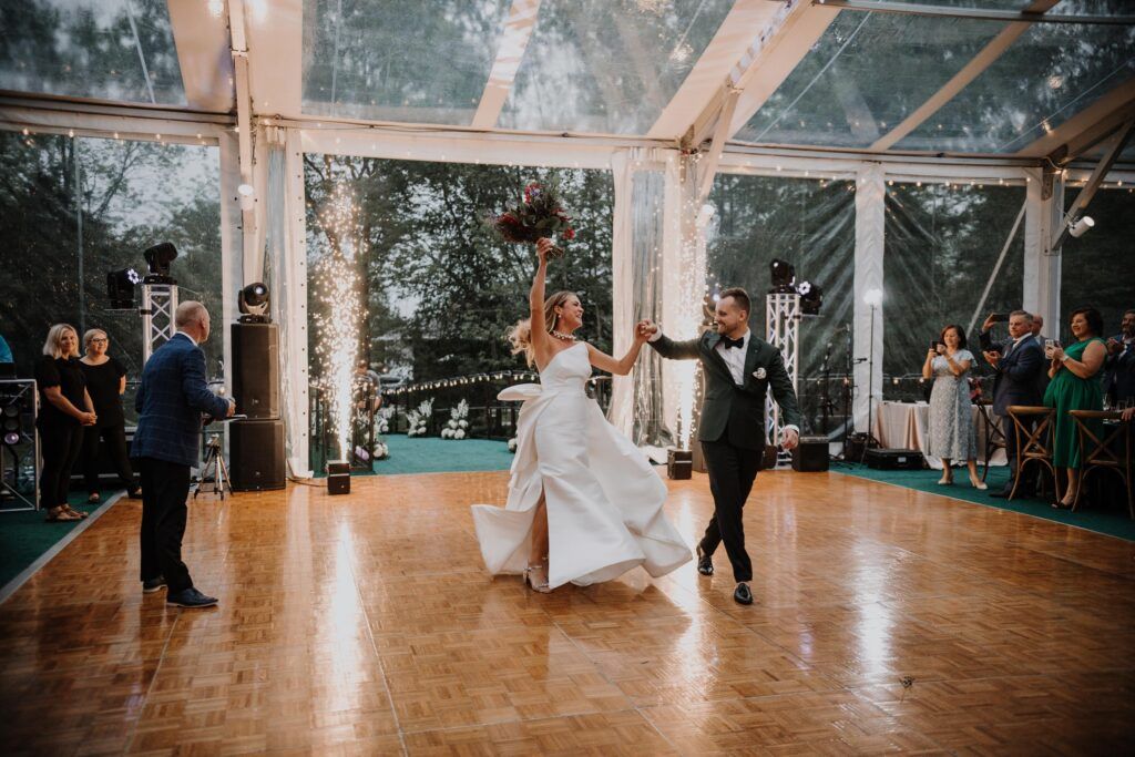 Couple entering the reception.